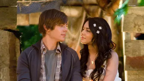 Zac Efron y Vanessa Hudgens en 'High School Musical' Zac Efron y Vanessa Hudgens en 'High School Musical'