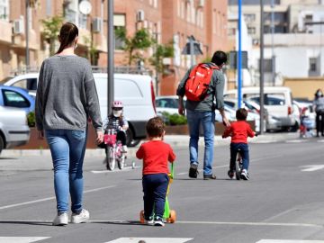 Una familia sale a la calle en Almería tras seis semanas de confinamiento.