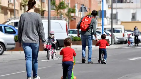 Una familia sale a la calle en Almería tras seis semanas de confinamiento. Una familia sale a la calle en Almería tras seis semanas de confinamiento.