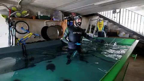 Isidro Benavent en el contenedor de residuos Isidro Benavent en el contenedor de residuos