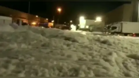 Avalancha de espuma de emergencia atrapa a un trabajador durante la pandemia de coronavirus Avalancha de espuma de emergencia atrapa a un trabajador durante la pandemia de coronavirus