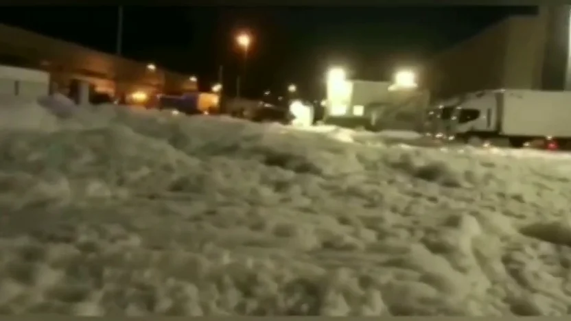 Avalancha de espuma de emergencia atrapa a un trabajador durante la pandemia de coronavirus