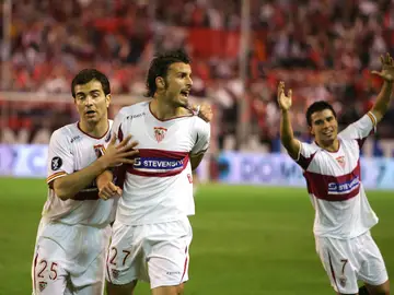 Antonio Puerta celebra su histórico gol al Schalke en la semifinal de la Copa de la UEFA Antonio Puerta celebra su histórico gol al Schalke en la semifinal de la Copa de la UEFA