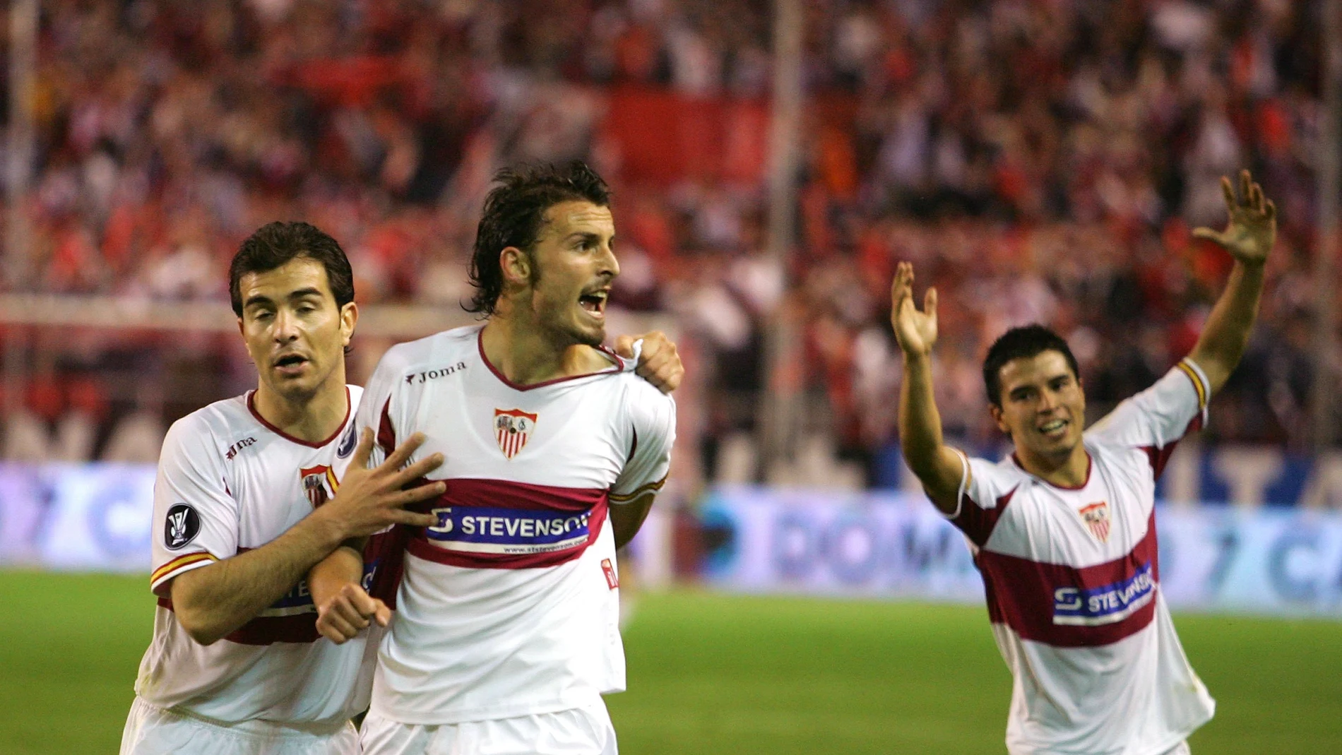 Antonio Puerta celebra su histórico gol al Schalke en la semifinal de la Copa de la UEFA Antonio Puerta celebra su histórico gol al Schalke en la semifinal de la Copa de la UEFA