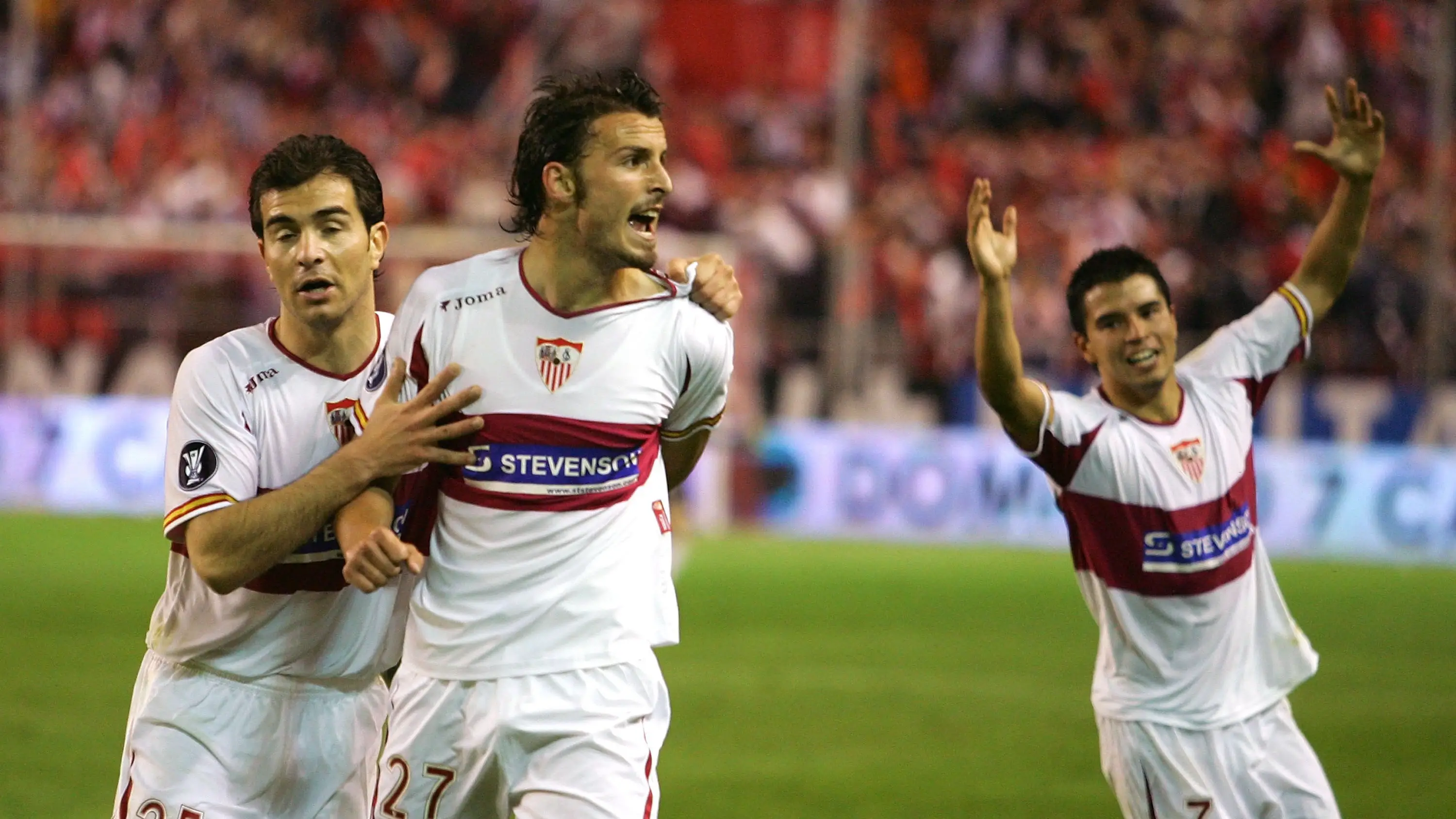 Antonio Puerta celebra su histórico gol al Schalke en la semifinal de la Copa de la UEFA Antonio Puerta celebra su histórico gol al Schalke en la semifinal de la Copa de la UEFA