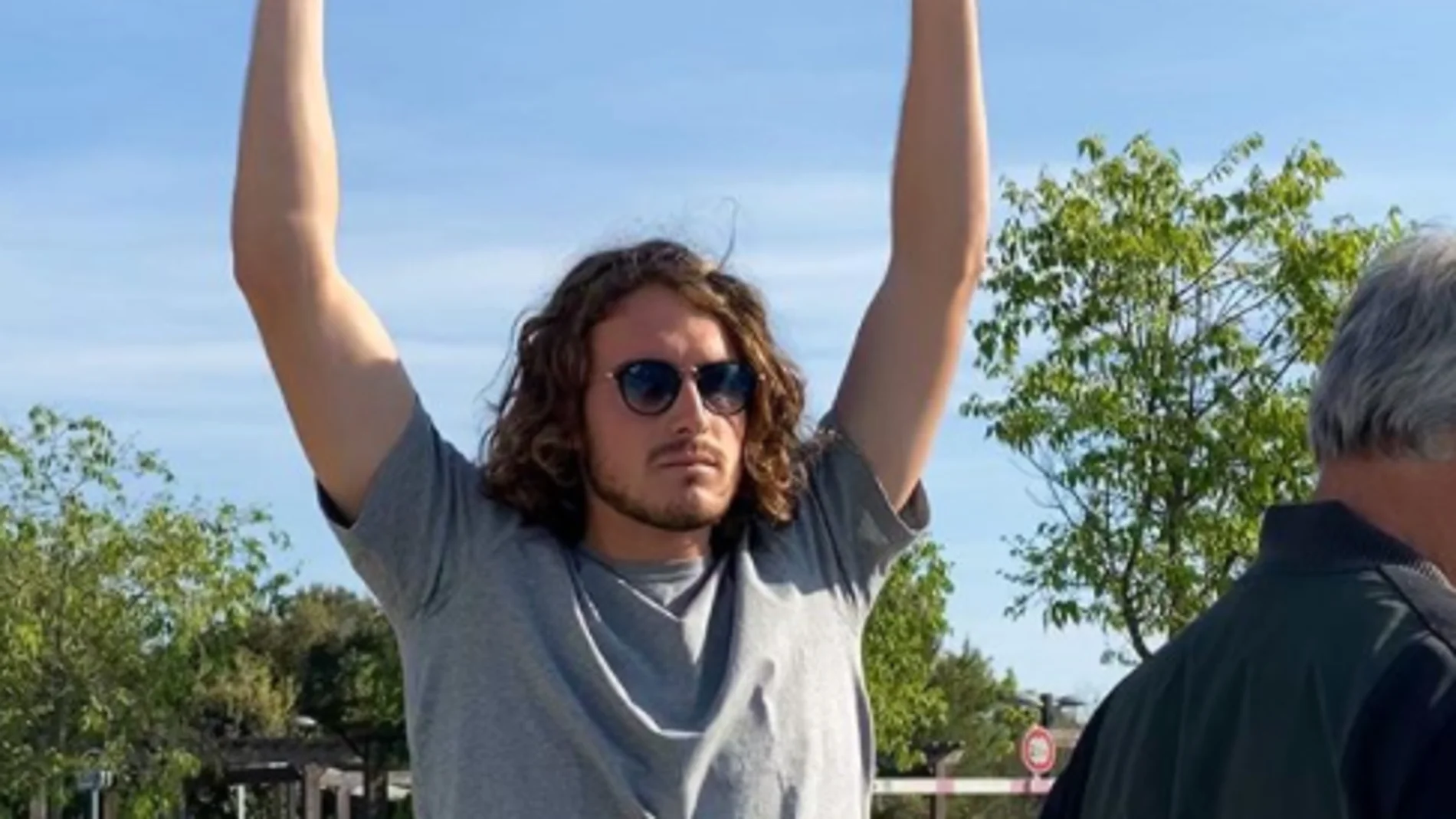 Stefanos Tsitsipas muestra el número de Kyrgios Stefanos Tsitsipas muestra el número de Kyrgios