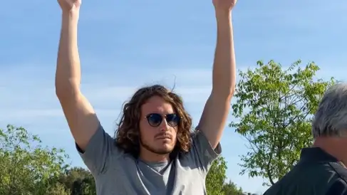 Stefanos Tsitsipas muestra el número de Kyrgios Stefanos Tsitsipas muestra el número de Kyrgios