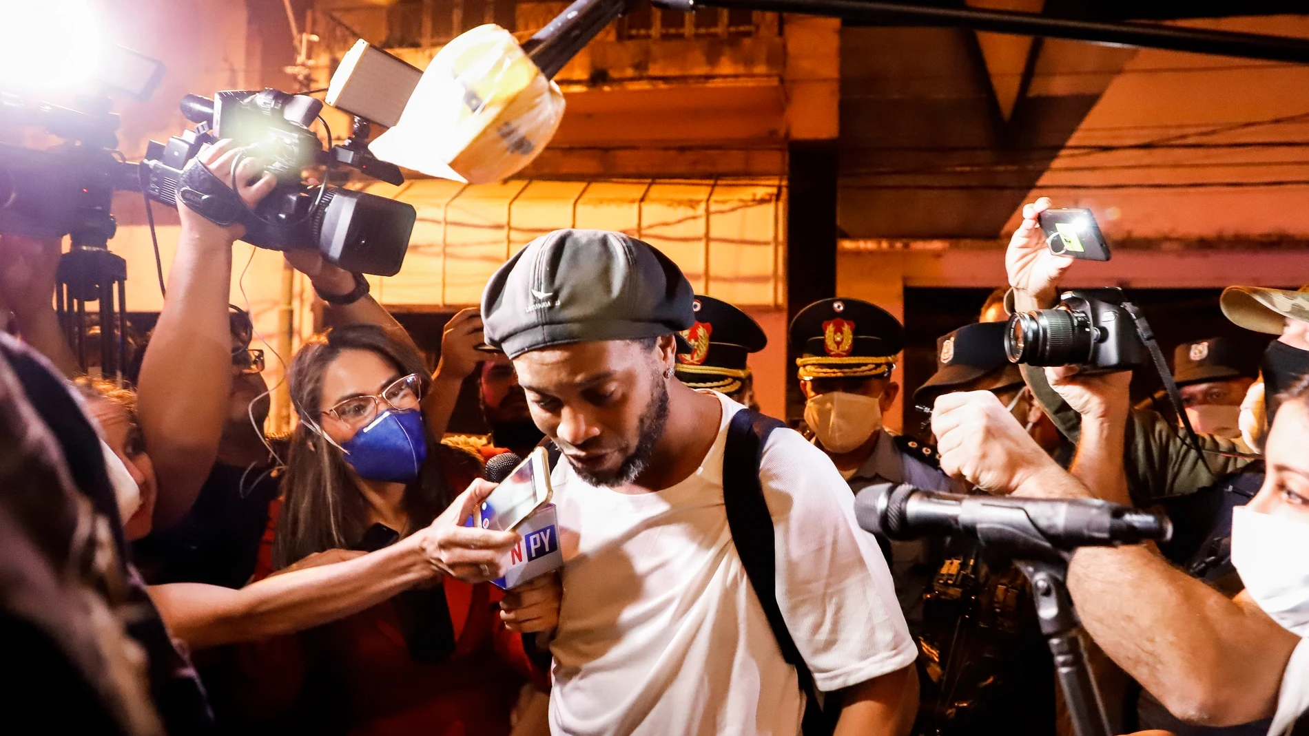 Ronaldinho, a su salida de prisión Ronaldinho, a su salida de prisión