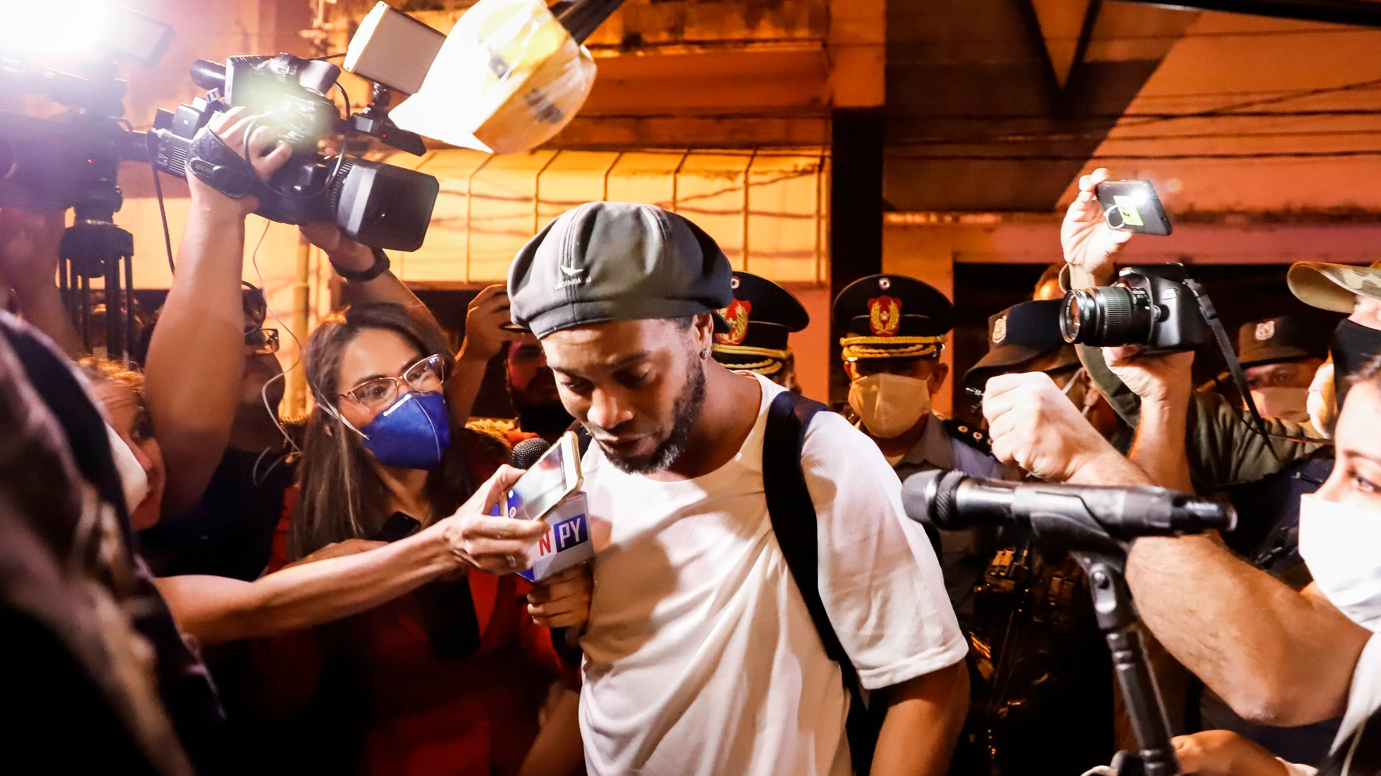 Ronaldinho, a su salida de prisión Ronaldinho, a su salida de prisión