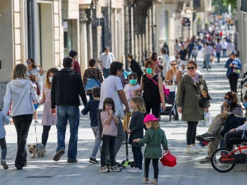 Niños paseando con sus padres en Barcelona durante el Estado de Alarma