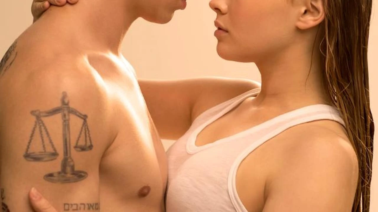 Hero Fiennes y Josephine Langford como Hardin y Tessa en 'After'
