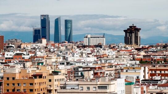 Vista de las Cuatro Torres con un cielo pr&aacute;cticamente limpio de contaminaci&oacute;n debido al confinamiento en Madrid.
