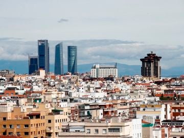 Vista de las Cuatro Torres con un cielo prácticamente limpio de contaminación debido al confinamiento en Madrid. 