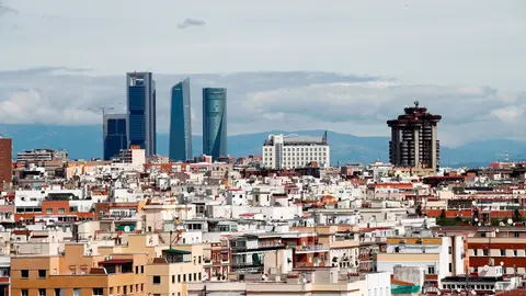 Vista de las Cuatro Torres con un cielo prácticamente limpio de contaminación debido al confinamiento en Madrid. Vista de las Cuatro Torres con un cielo prácticamente limpio de contaminación debido al confinamiento en Madrid.