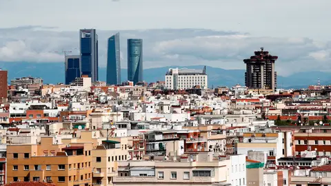 Vista de las Cuatro Torres Vista de las Cuatro Torres con un cielo prácticamente limpio de contaminación debido al confinamiento en Madrid.
