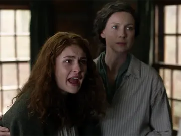 Sophie Skelton y Caitriona Balfe como Brianna y Claire en 'Outlander' Sophie Skelton y Caitriona Balfe como Brianna y Claire en 'Outlander'