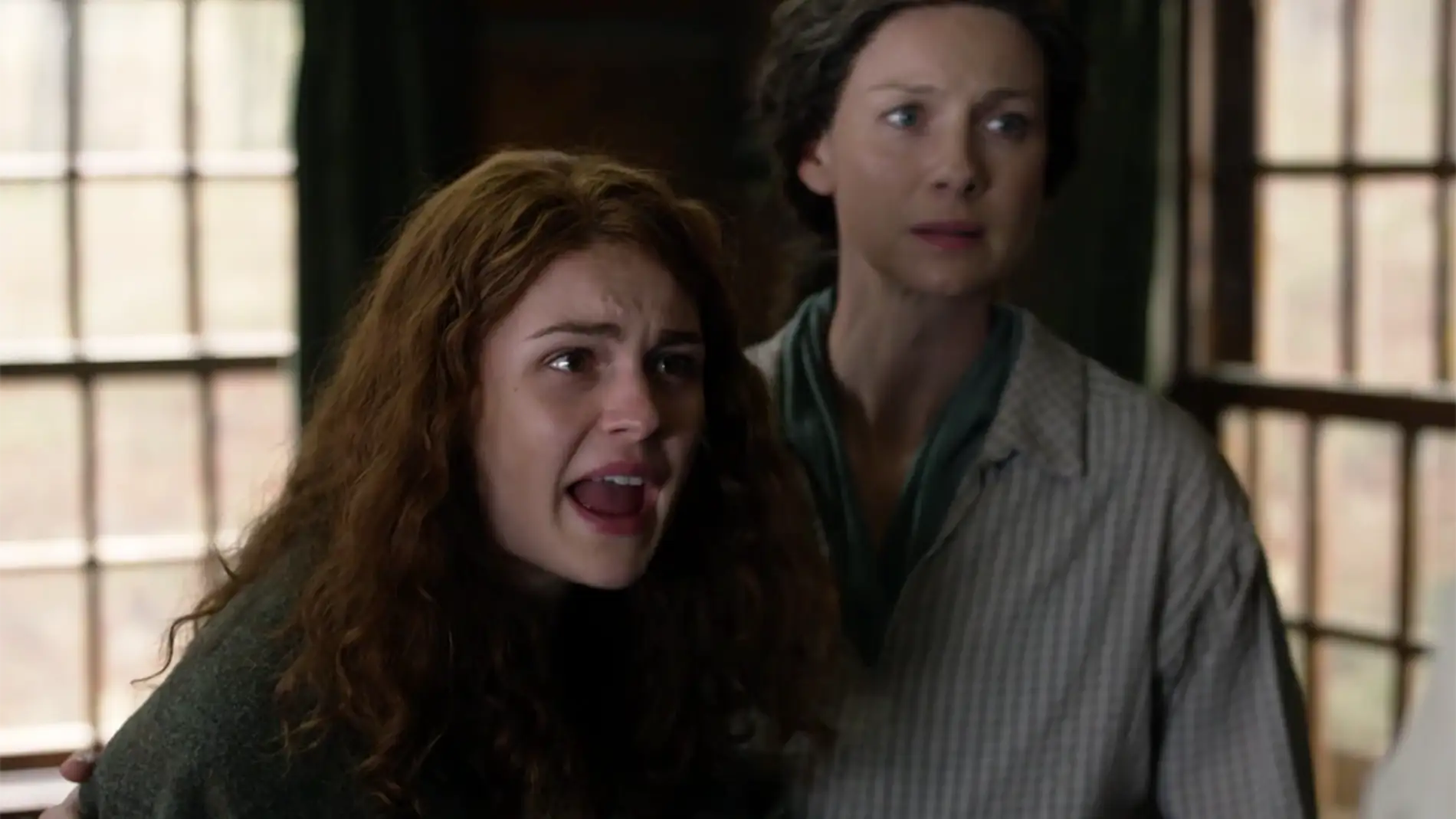 Sophie Skelton y Caitriona Balfe como Brianna y Claire en 'Outlander'