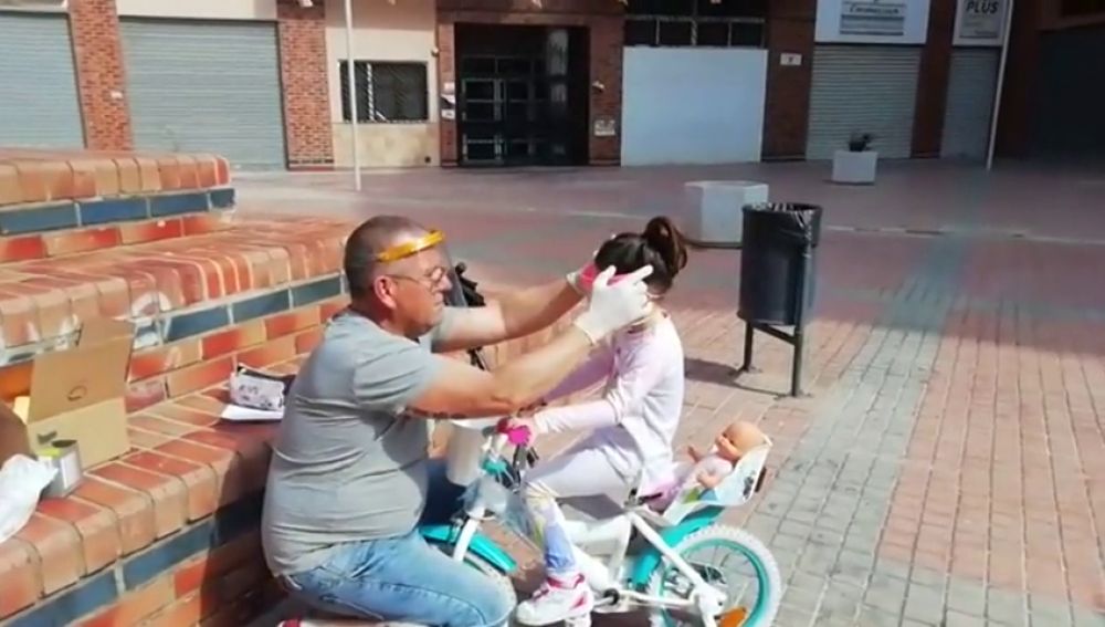 Multado por repartir mascarillas contra el coronavirus en la calle