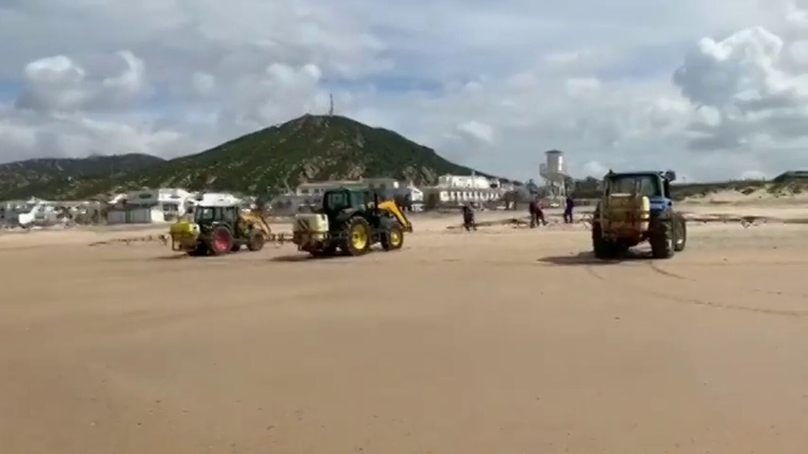 Fumigan con lejía las playas de Zahara de los Atunes por el coronavirus