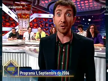 Destapamos los secretos ocultos de la primera aparición de Pablo Motos en 'El Hormiguero 3.0': el color de ojos, su extraño aspecto y su aguda voz Destapamos los secretos ocultos de la primera aparición de Pablo Motos en 'El Hormiguero 3.0': el color de ojos, su extraño aspecto y su aguda voz