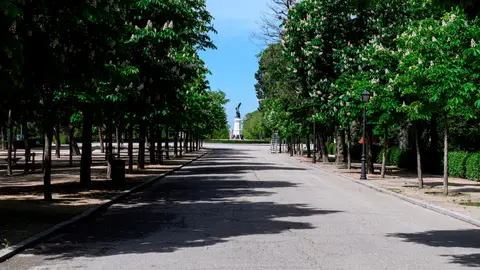 Vista del parque del Retiro de Madrid, cerrado a causa de las medidas del estado de alarma por el coronavirus. Vista del parque del Retiro de Madrid el 22 de abril, cerrado a causa de las medidas del estado de alarma por el coronavirus.