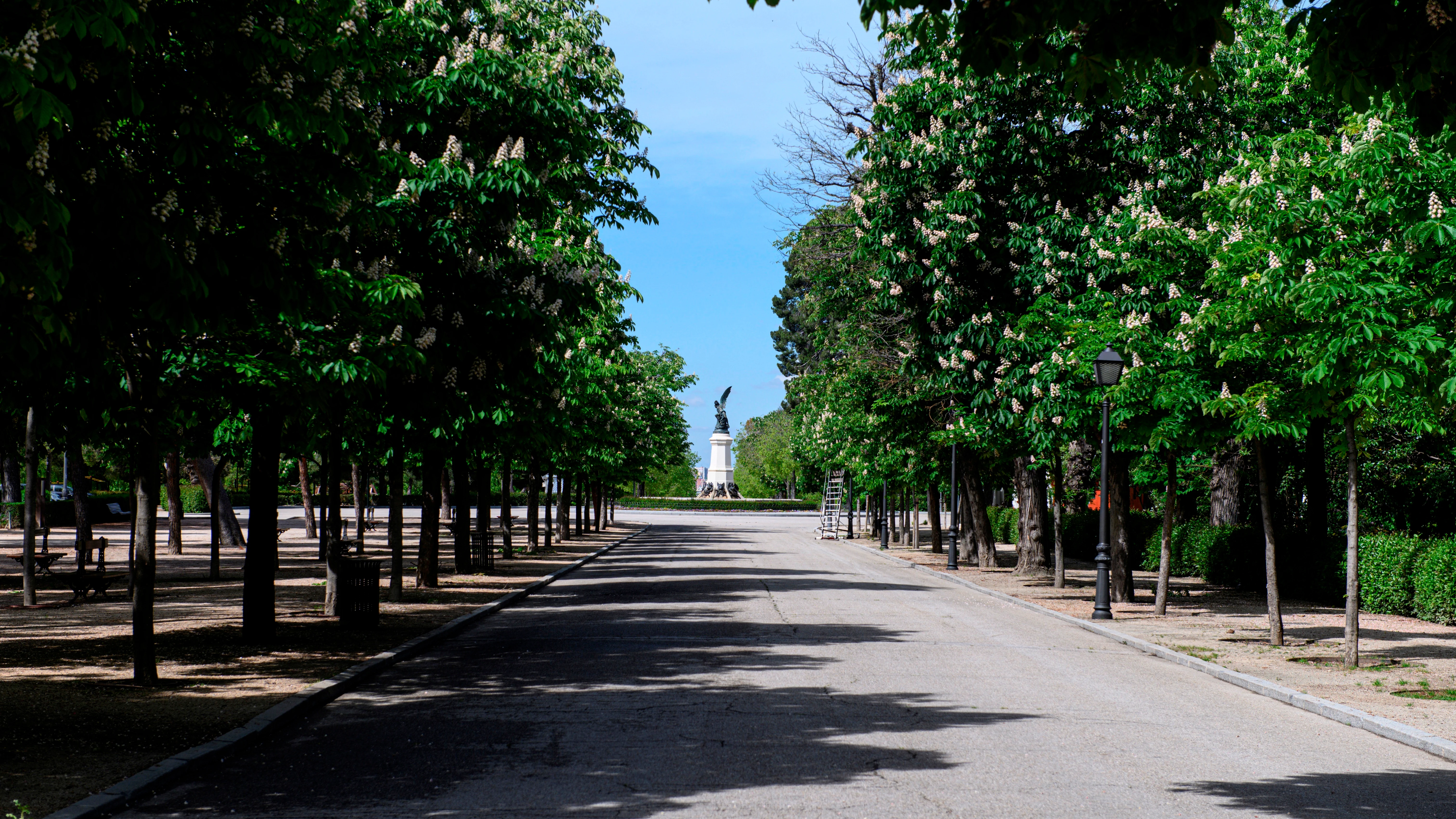 Vista del parque del Retiro de Madrid el 22 de abril, cerrado a causa de las medidas del estado de alarma por el coronavirus. 