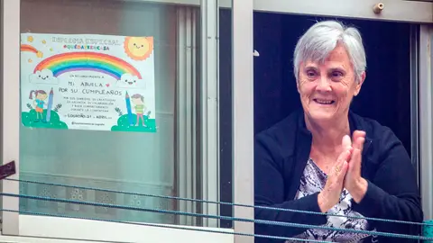 Una anciana aplaudiendo Una anciana aplaudiendo