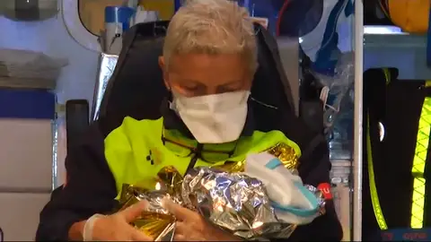Localizan una patera cerca de Fuerteventura en la que había nacido un bebé a bordo Localizan una patera cerca de Fuerteventura en la que había nacido un bebé a bordo
