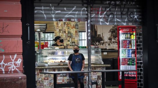 Empleados de una tienda con mascarilla en Sao Paulo, Brasil