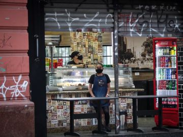 Empleados de una tienda de alimentos con mascarilla.