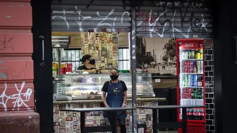 Empleados de una tienda de alimentos con mascarilla. Empleados de una tienda con mascarilla en Sao Paulo, Brasil