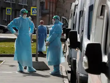 Médicos trabajando en la lucha contra el coronavirus Médicos trabajando en la lucha contra el coronavirus