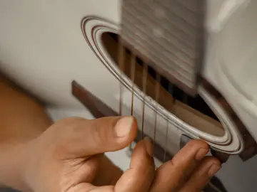 Tocando la guitarra Tocando la guitarra