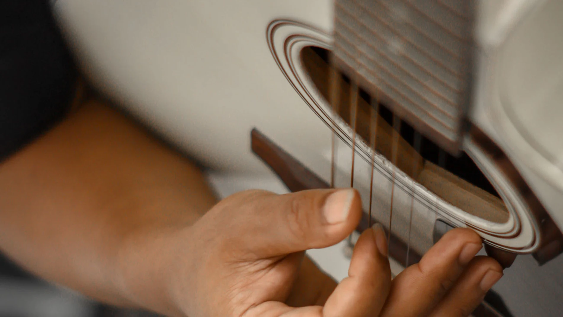 Tocando la guitarra Tocando la guitarra