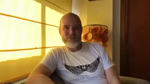 Las peluquerías ven crecer las listas de espera tras anunciarse la reapertura por el coronavirus Las peluquerías ven crecer las listas de espera tras anunciarse la reapertura por el coronavirus