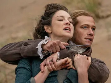 Edward Speleers y Caitriona Balfe como Stephen Bonnet y Claire en 'Outander' Edward Speleers y Caitriona Balfe como Stephen Bonnet y Claire en 'Outander'