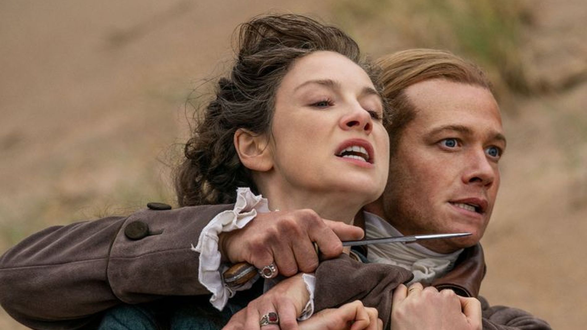 Edward Speleers y Caitriona Balfe como Stephen Bonnet y Claire en 'Outander'