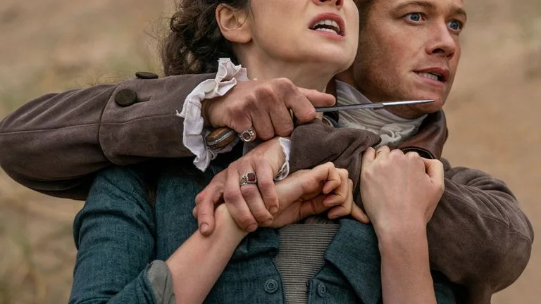 Edward Speleers y Caitriona Balfe como Stephen Bonnet y Claire en 'Outander' Edward Speleers y Caitriona Balfe como Stephen Bonnet y Claire en 'Outander'