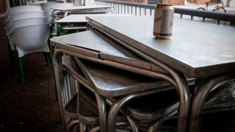 Terraza de un bar cerrado en San Sebasti&aacute;n por las restricciones por el coronavirus