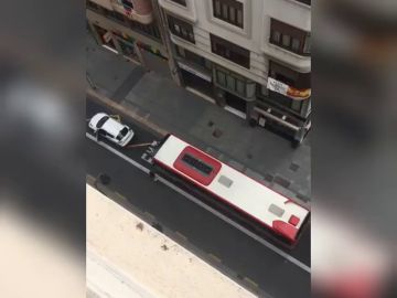 Un autobús arrolla a un coche detenido en el carril bus en Valencia en pleno confinamiento por coronavirus