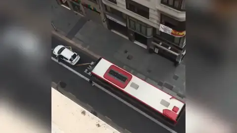Un autobús arrolla a un coche detenido en el carril bus en Valencia en pleno confinamiento por coronavirus Un autobús arrolla a un coche detenido en el carril bus en Valencia en pleno confinamiento por coronavirus