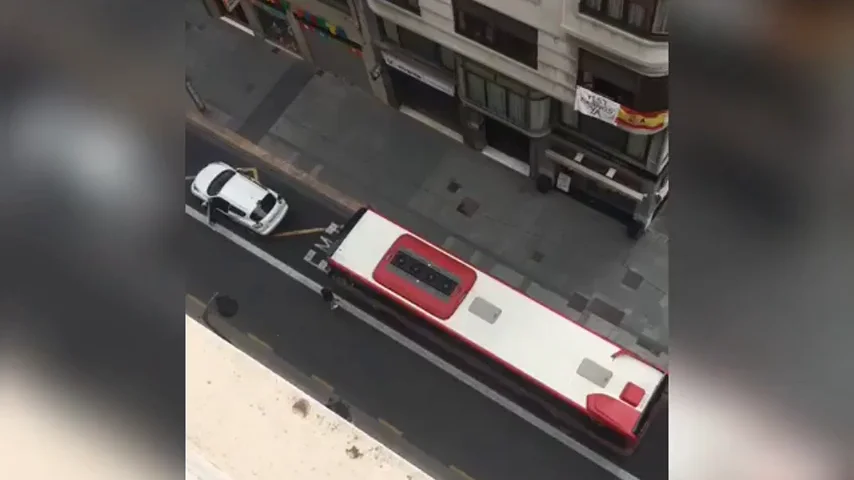 Un autob&uacute;s arrolla a un coche detenido en el carril bus en Valencia en pleno confinamiento por coronavirus