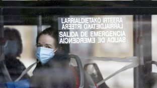 Dos viajeras con mascarilla en un autob&uacute;s de Bilbao