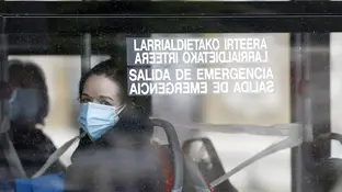 Dos viajeras con mascarilla en un autobús de Bilbao Dos viajeras con mascarilla en un autobús de Bilbao