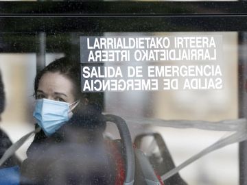 Dos viajeras con mascarilla en un autobús de Bilbao