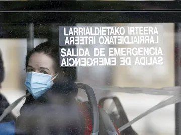 Dos viajeras con mascarilla en un autobús de Bilbao Dos viajeras con mascarilla en un autobús de Bilbao