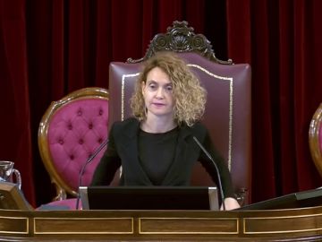 Minuto de silencio y negro riguroso de la presidenta del Congreso tras la polémica sobre el luto oficial por el coronavirus