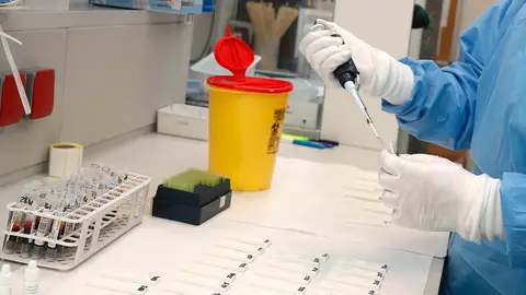 Imagen de un ensayo clínico en un laboratorio Imagen de un ensayo clínico en un laboratorio