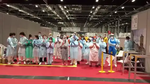 Los emocionantes aplausos entre pacientes con coronavirus y sanitarios en Ifema ante su inminente cierre Los emocionantes aplausos entre pacientes con coronavirus y sanitarios en Ifema ante su inminente cierre