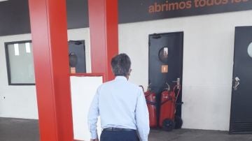 Miguel Ángel Revilla, durante una parada en una gasolinera camino a Madrid